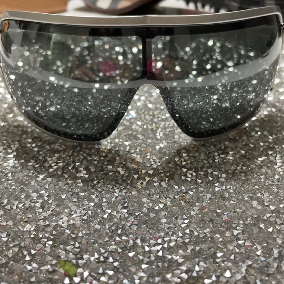 DOLCE & GABANNA SUNGLASSES - Picture 3 of 7